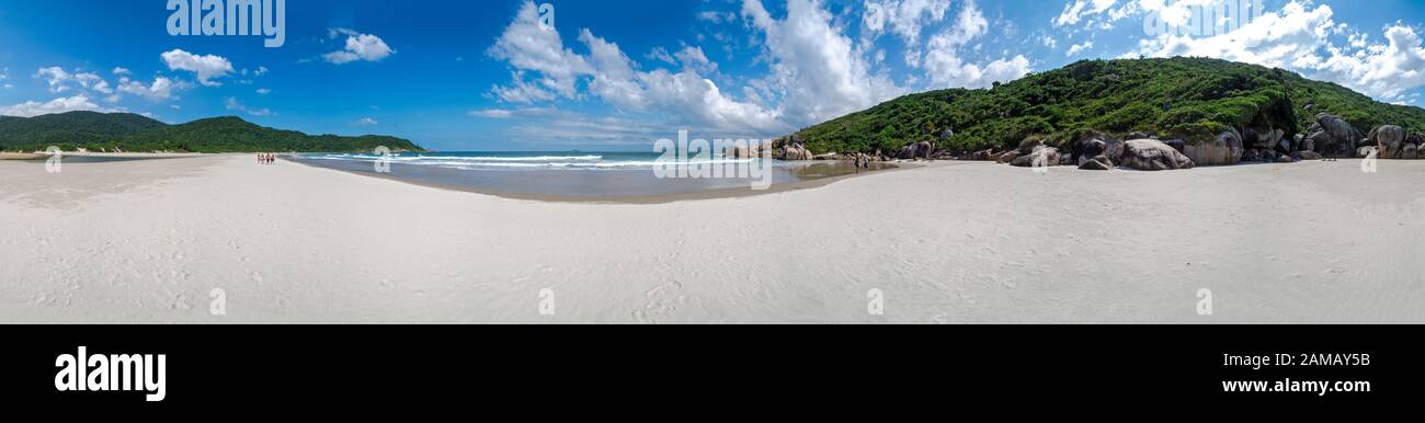 Florianópolis, Santa Catarina, Brésil : Naufragados est la plage à l'extrémité sud de l'île. Accessible uniquement par un sentier ou d'une excursion en bateau, est un favorit Banque D'Images
