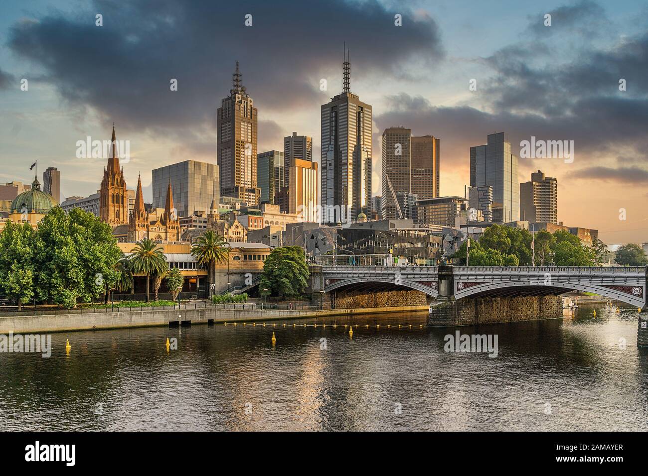 Lever de soleil sur les gratte-ciel du centre-ville de Melbourne, du pont Princess et de la Yarra River Banque D'Images