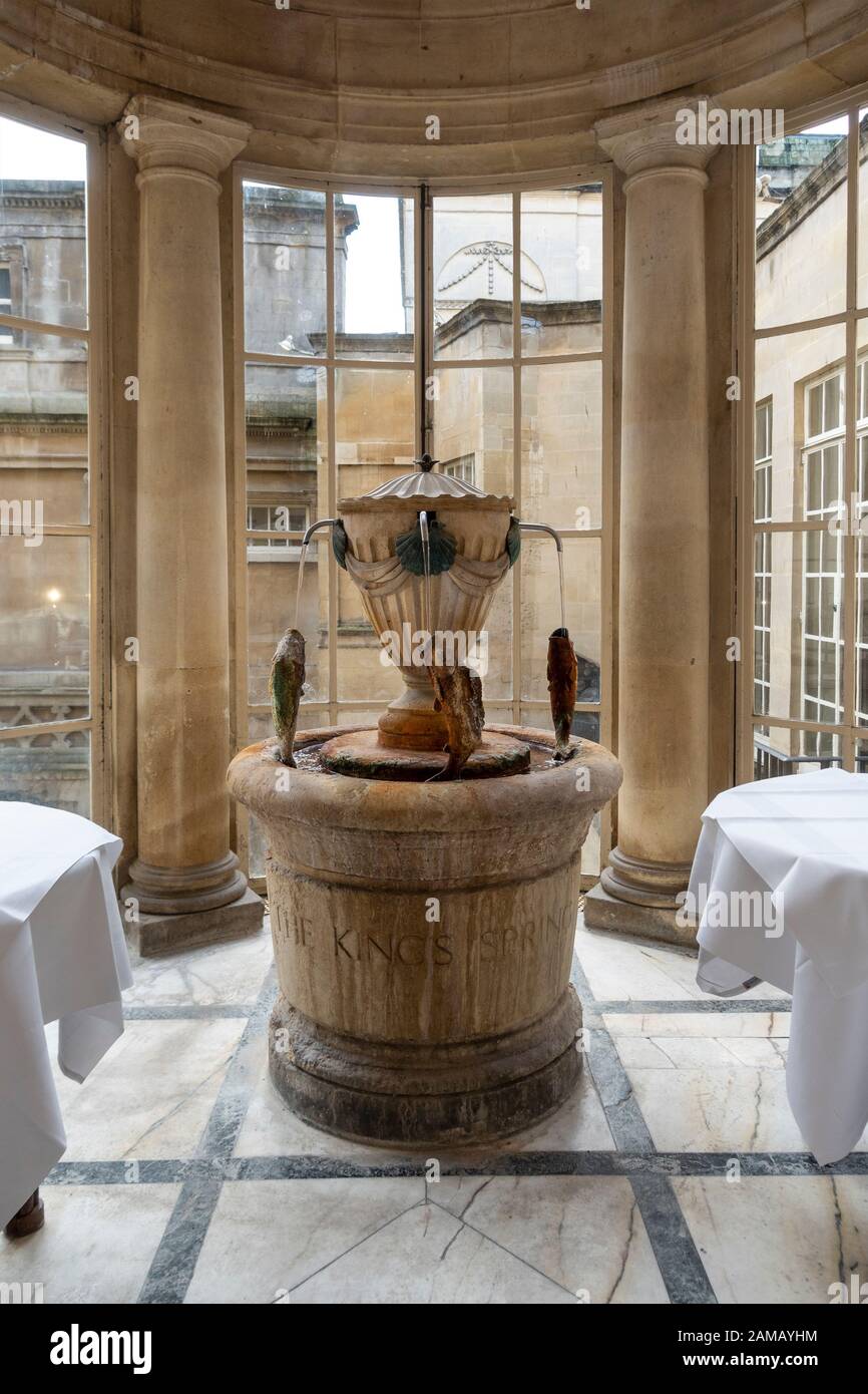La fontaine d'eau du spa Kings Spring est située dans la salle des pompes Georgiennes, au centre de Bath, Somerset, Angleterre, Royaume-Uni Banque D'Images