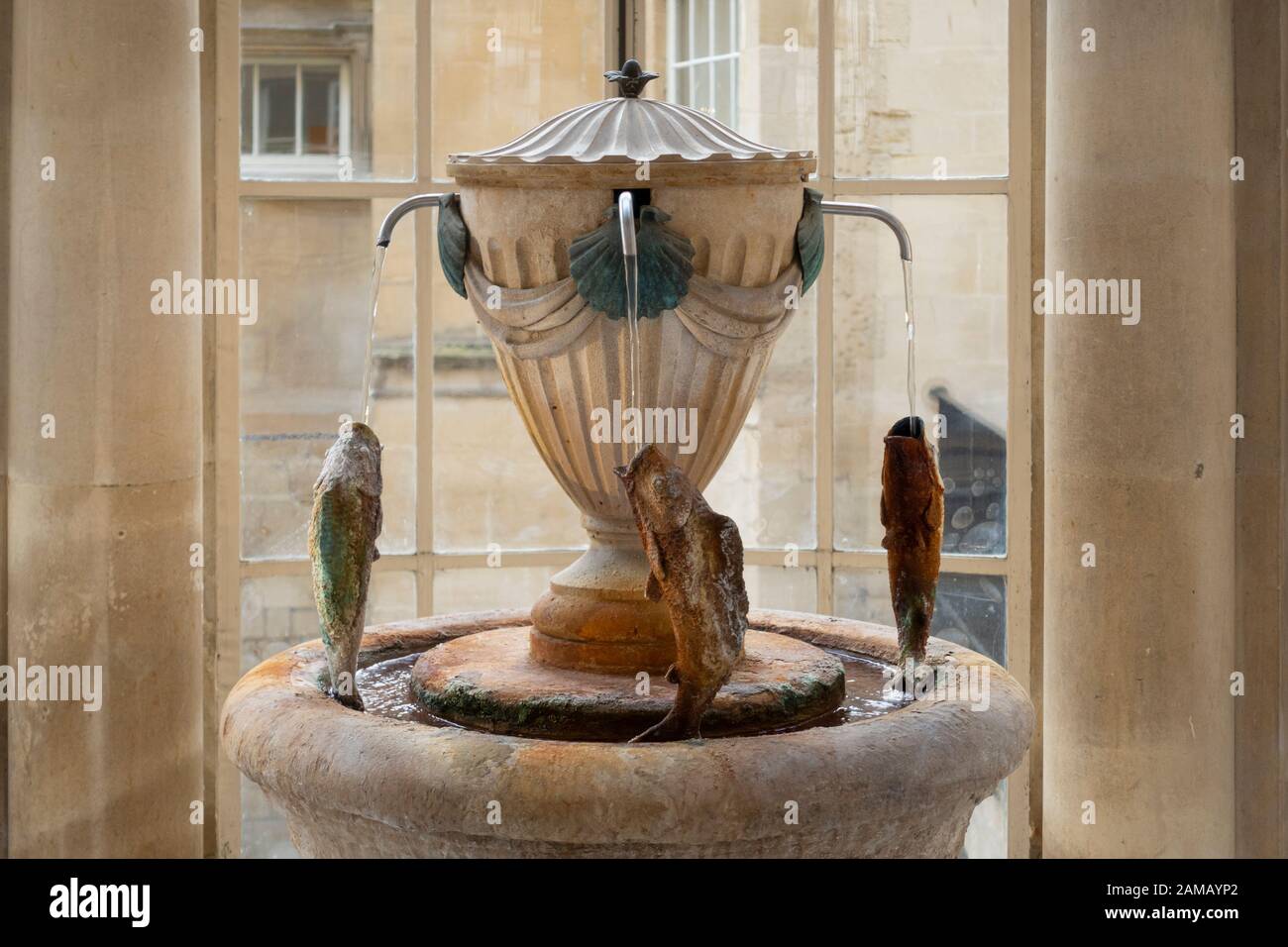 La fontaine d'eau du spa Kings Spring est située dans la salle des pompes Georgiennes, au centre de Bath, Somerset, Angleterre, Royaume-Uni Banque D'Images