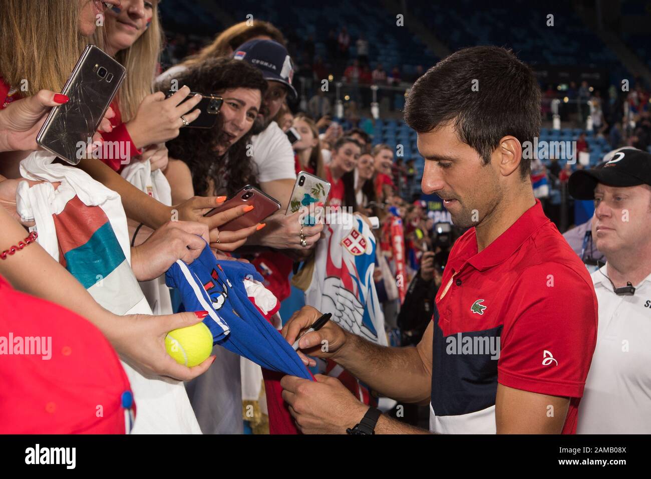 Novak Djokovic, de Serbie, signe des autographes pour les fans après la finale de la coupe ATP 2020 à la Ken Rosewall Arena, Sydney, Australie, le 12 janvier 2020. Photo De Peter Dovgan. Banque D'Images