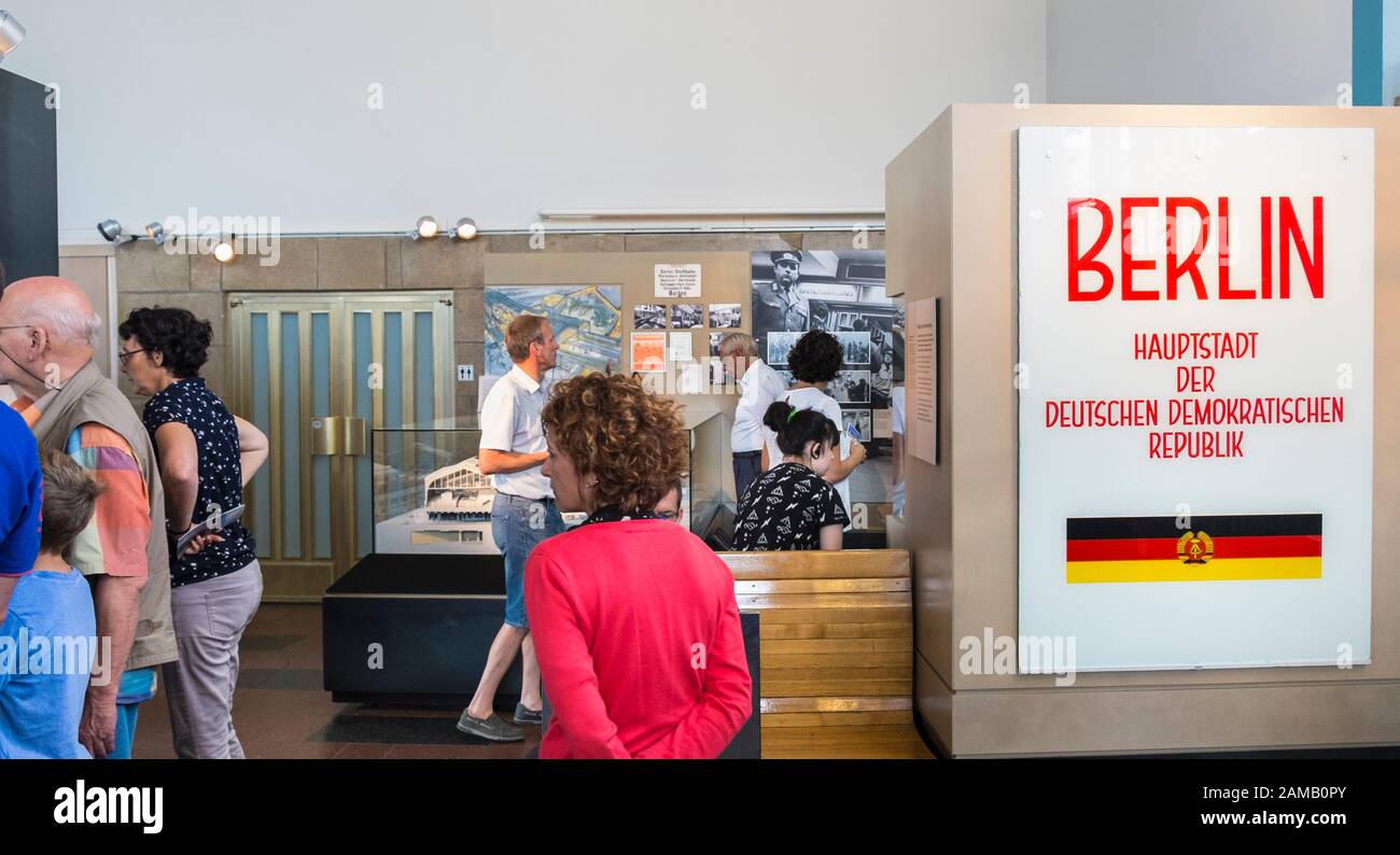 le musée d'histoire de la traenplalast, les visiteurs devant la vitrine Banque D'Images
