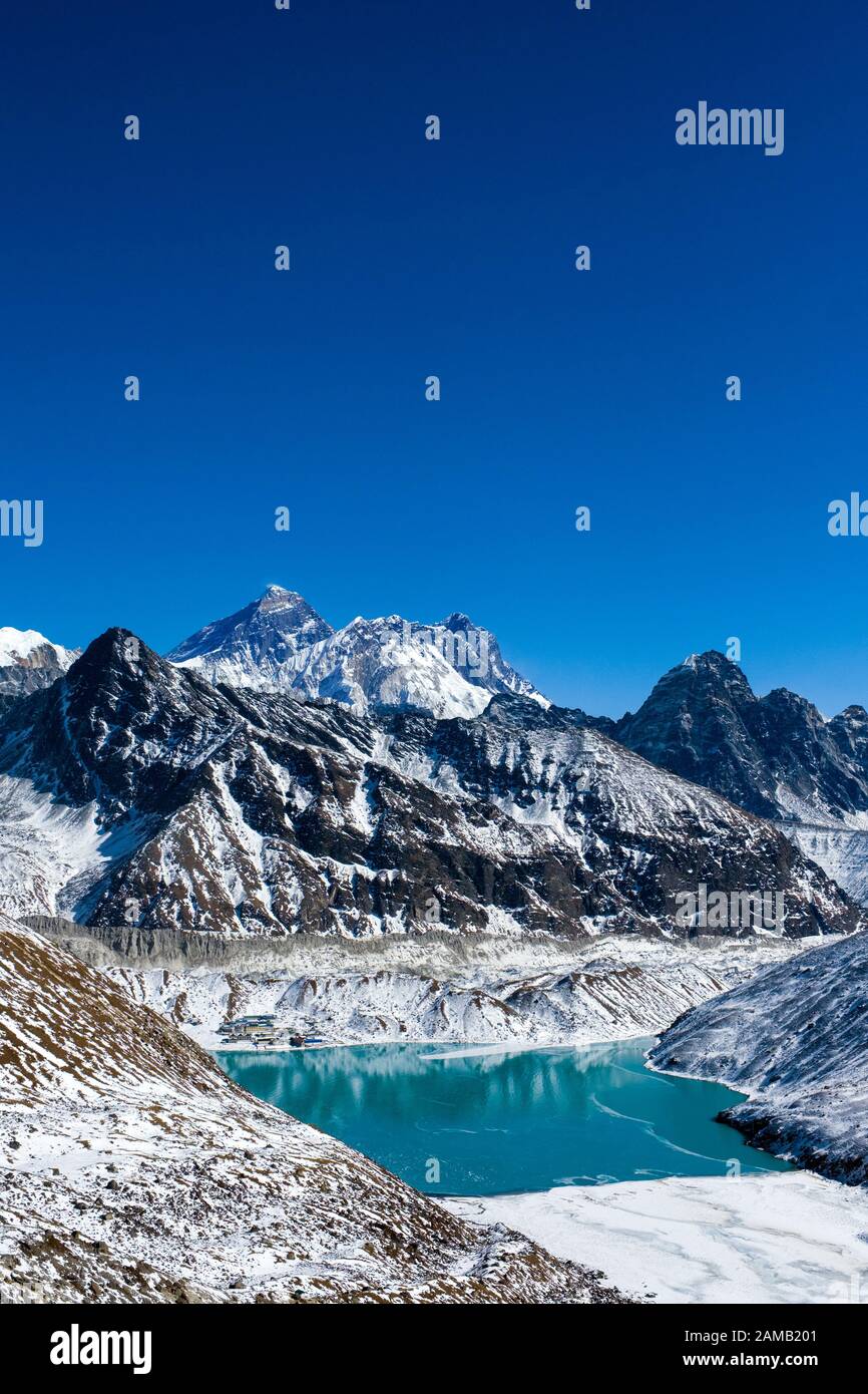 Gokyo dans les montagnes de l'Himalaya du Népal, une partie des Trois Passes randonnée. Everest peut être vu au centre de l'image Banque D'Images Gokyo dans les montagnes de l'Himalaya du Népal, une partie des Trois Passes randonnée. Everest peut être vu au centre de l'image Banque D'Images