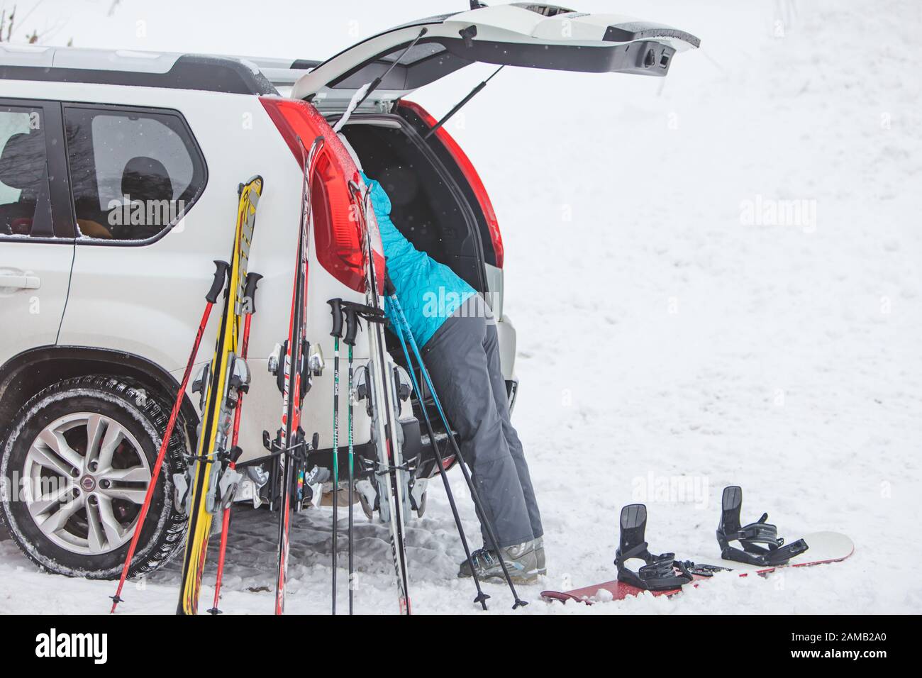 KAZKOVA POLIANA, UKRAINE - le 26 janvier 2019 : Rencontre femme à ski. voiture avec coffre ouvert Banque D'Images