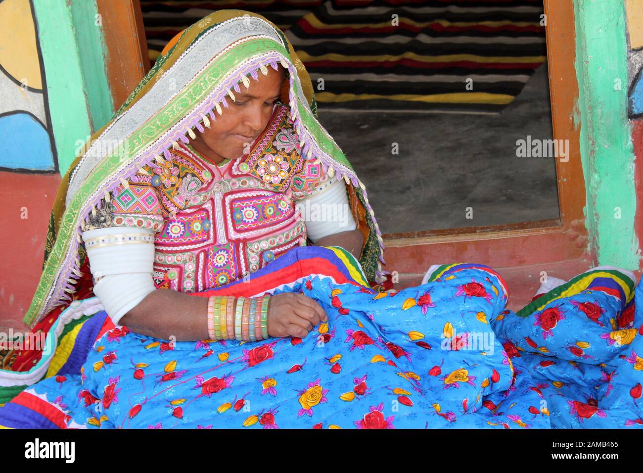 Femme Bhirandiyara Meghwal de village, grand Rann de Kutch une couture courtepointe traditionnelle Banque D'Images