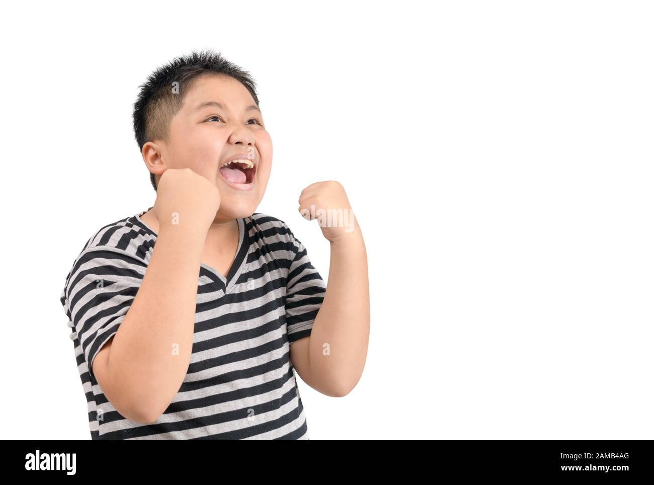 Le sourire et le sentiment de bonheur ou de satisfaction d'un garçon adipeux obèse isolé sur fond blanc, concept de visage d'émotion Banque D'Images