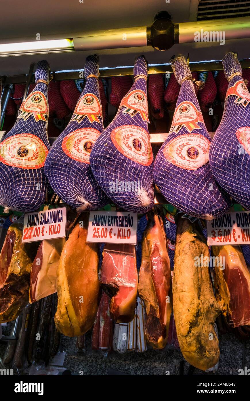 Jams espagnols ( Jamon Iberico ) accrochés dans une charcuterie i Madrid, Espagne Banque D'Images