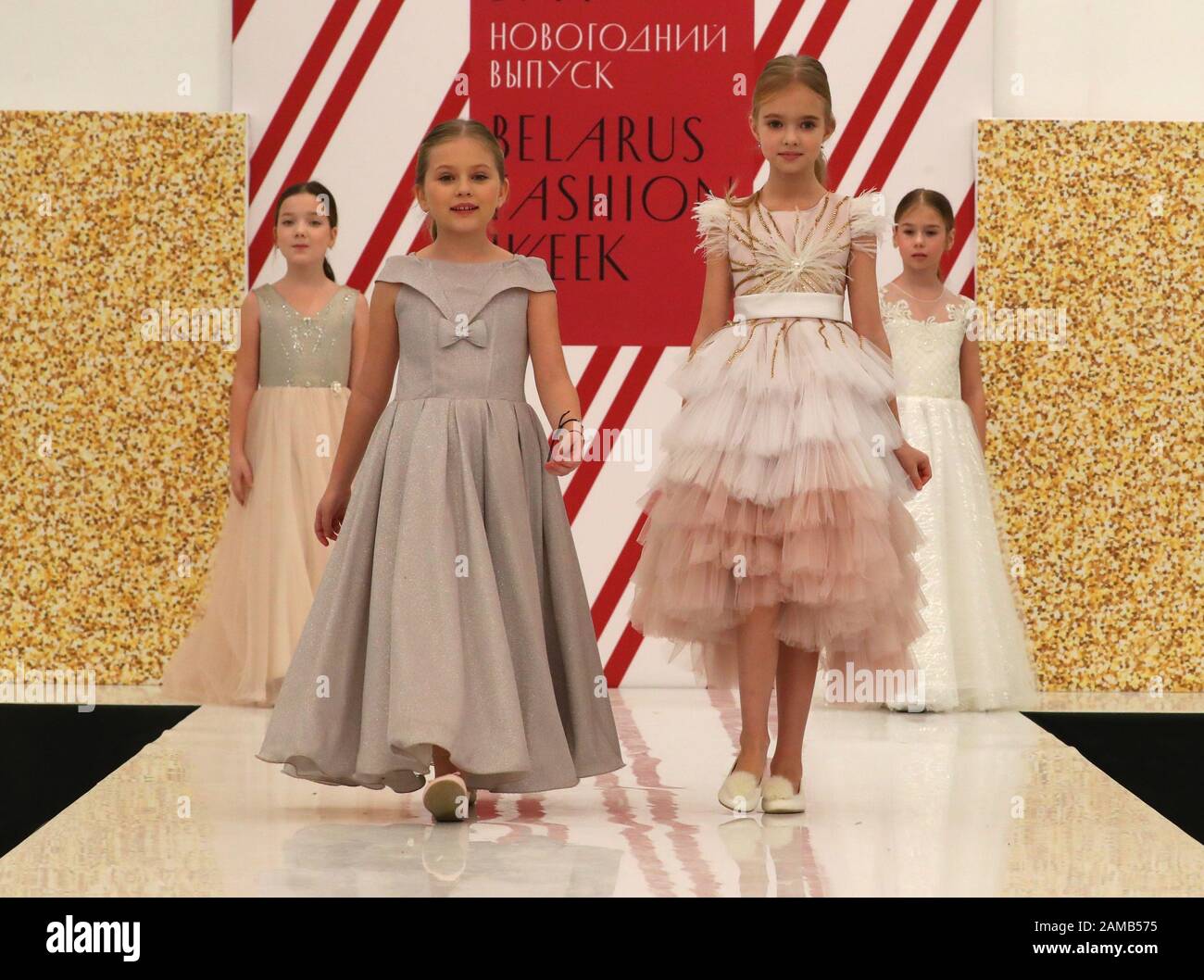 Minsk, Biélorussie. 12 janvier 2020. Les modèles enfants présentent des créations de mode lors de la Journée de la mode enfants à Minsk, en Biélorussie, le 12 janvier 2020. Crédit: Henadz Zhinkov/Xinhua/Alay Live News Banque D'Images