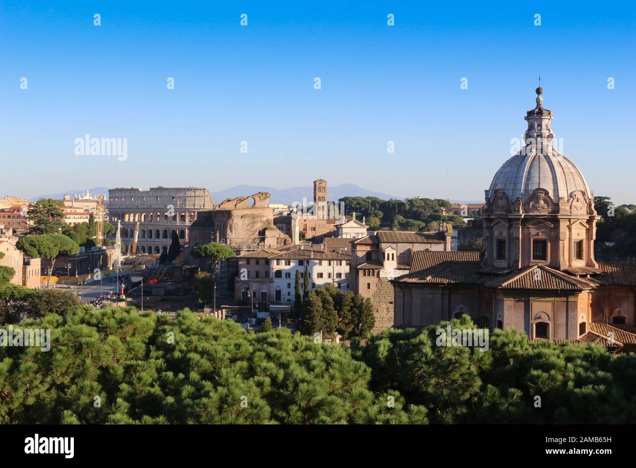 Vue sur Rome avec le Colisée à Rome, Italie, Europe. Banque D'Images