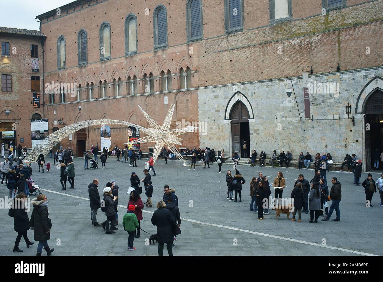 Noël 2019, les touristes marchant sur la Piazza del Duomo - place Duomo, Sienne, Italie Banque D'Images
