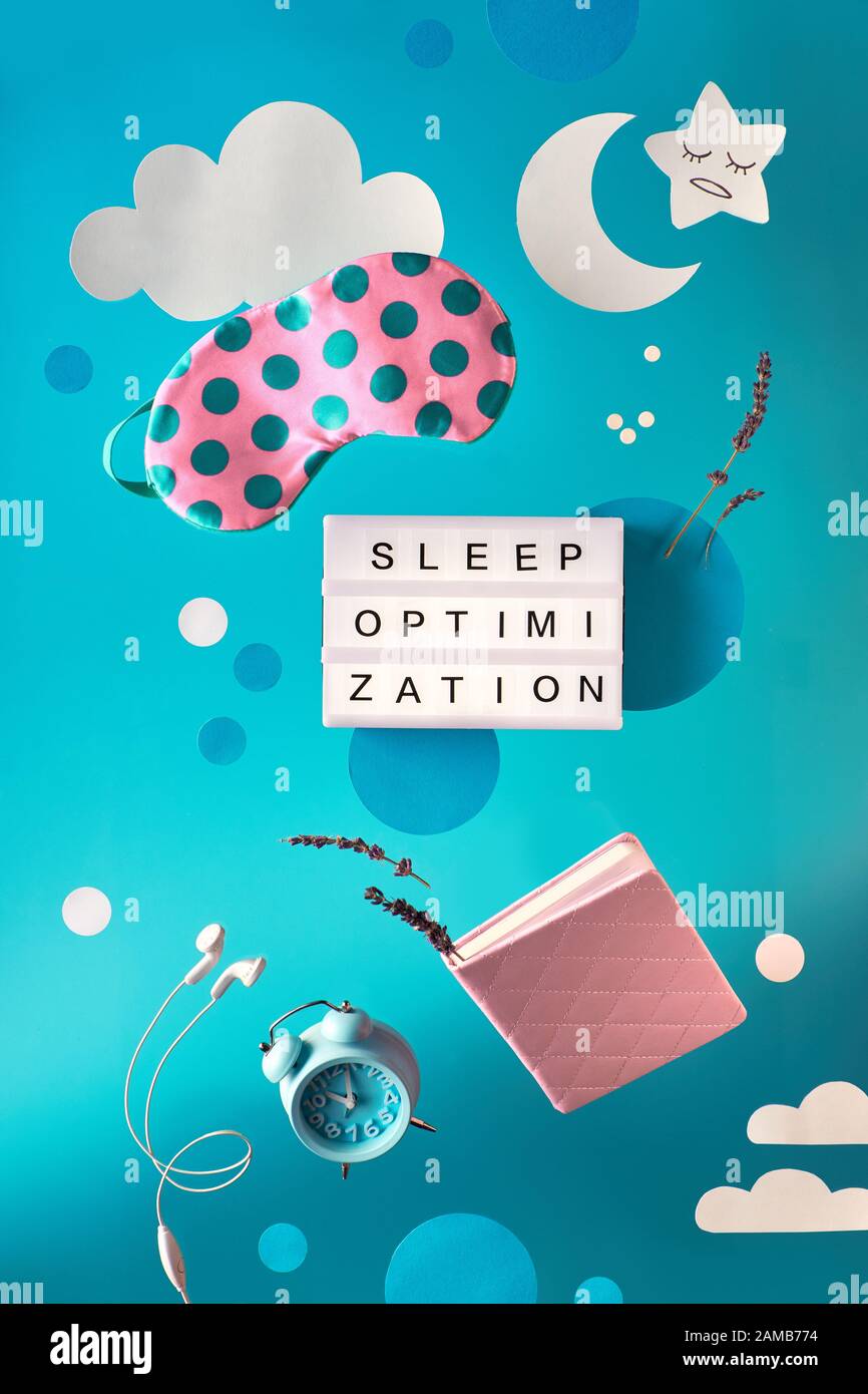 Concept créatif du sommeil sain, texte « optimisation du sommeil » dans la visionneuse. Masque de sommeil volant ou lévitant, réveil, écouteurs, bouchons d'oreilles, pilules. Pa Banque D'Images