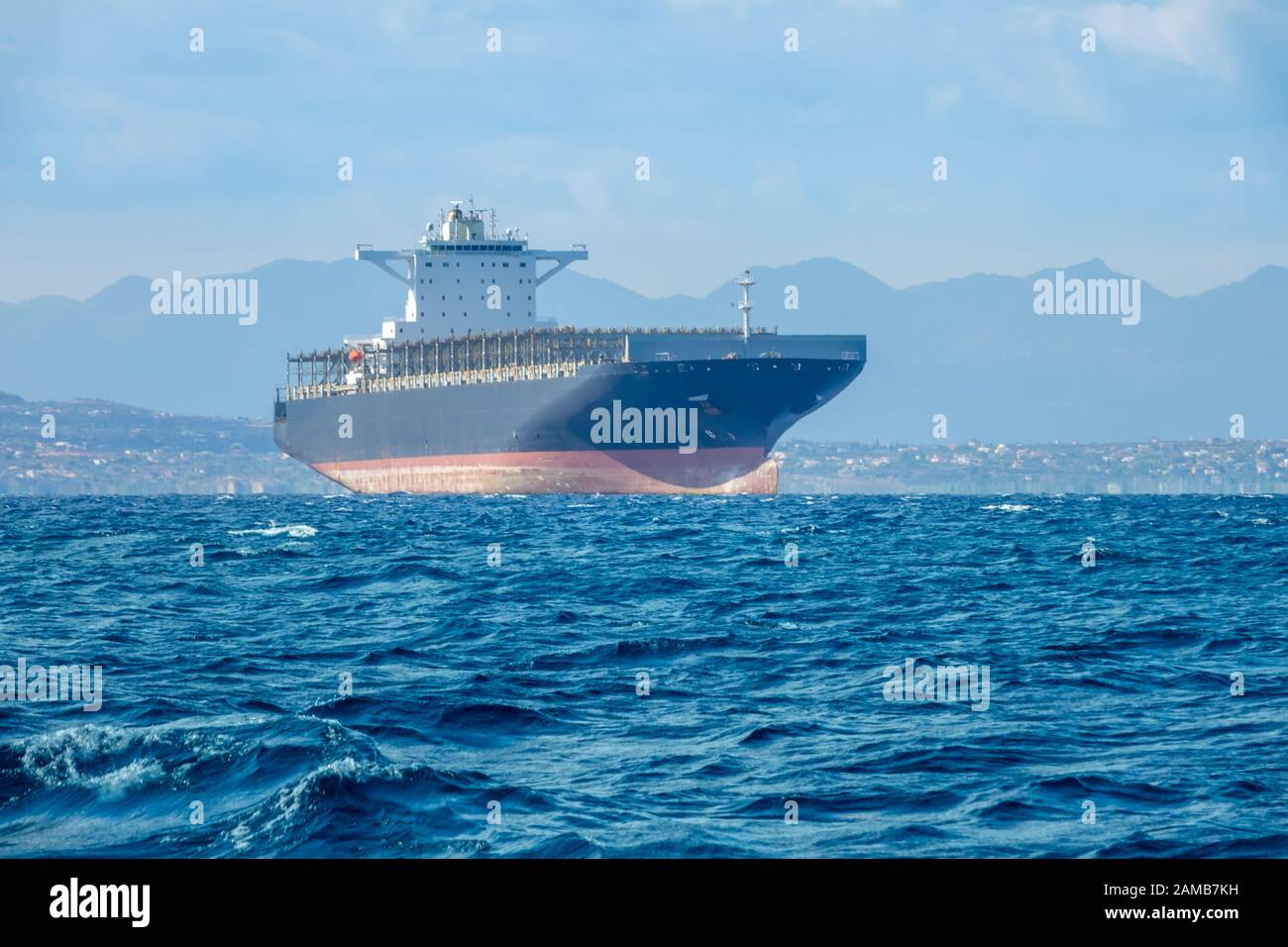 Journée d'été ensoleillée et mer calme. Navire à cargaison vide près de la côte méditerranéenne Banque D'Images