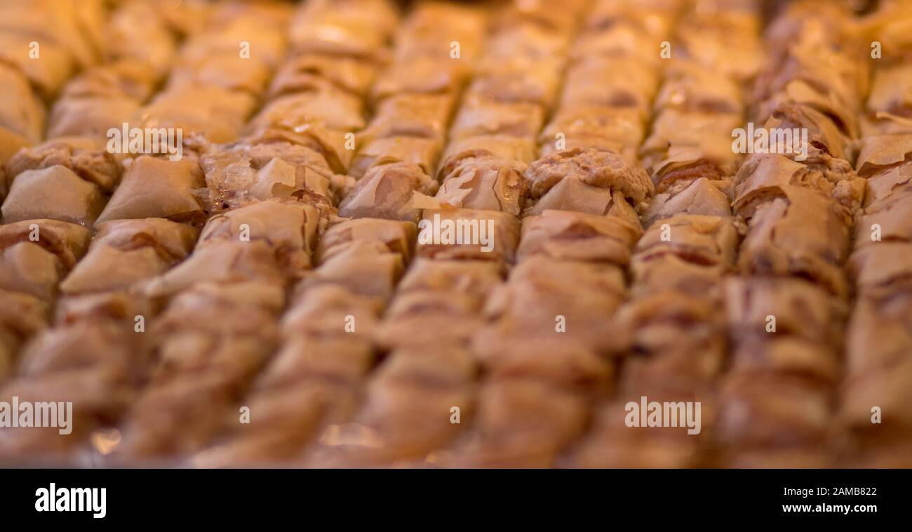 Baklava (dessert moderne de style arabe du Moyen-Orient) cuit au sucre et au sirop de miel, sucré et farci d'amandes, de noix, de chocolat ou de pistaches. Banque D'Images