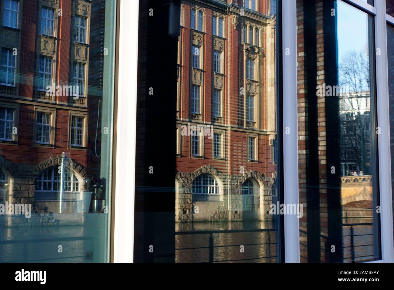 Altes Gebäude am Alsterfleet spiegelt sich in Fenstern eines modernen Bürokomplex, Hambourg, Allemagne Banque D'Images