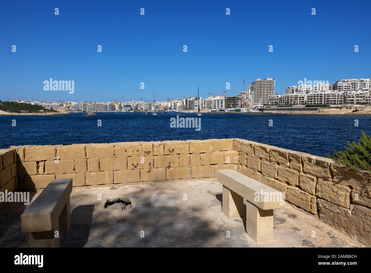 Ville de Sliema à Malte, vue depuis la terrasse publique avec bancs au bord de la mer à la Valette. Banque D'Images