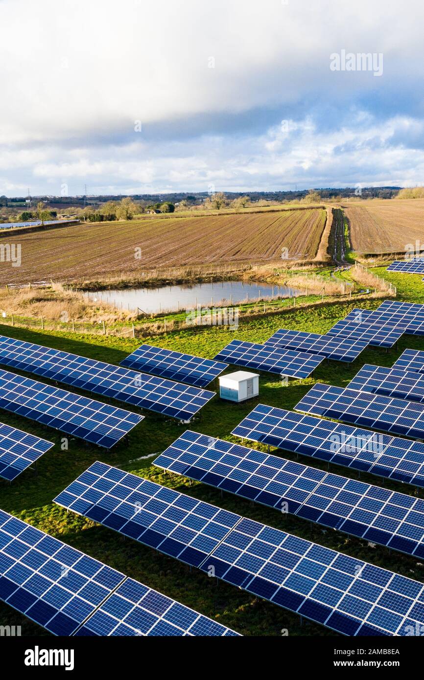 Vue aérienne d'une ferme solaire dans le Staffordshire, énergie renouvelable et durable due au changement climatique, énergie naturelle Panneaux solaires dans la campagne Banque D'Images