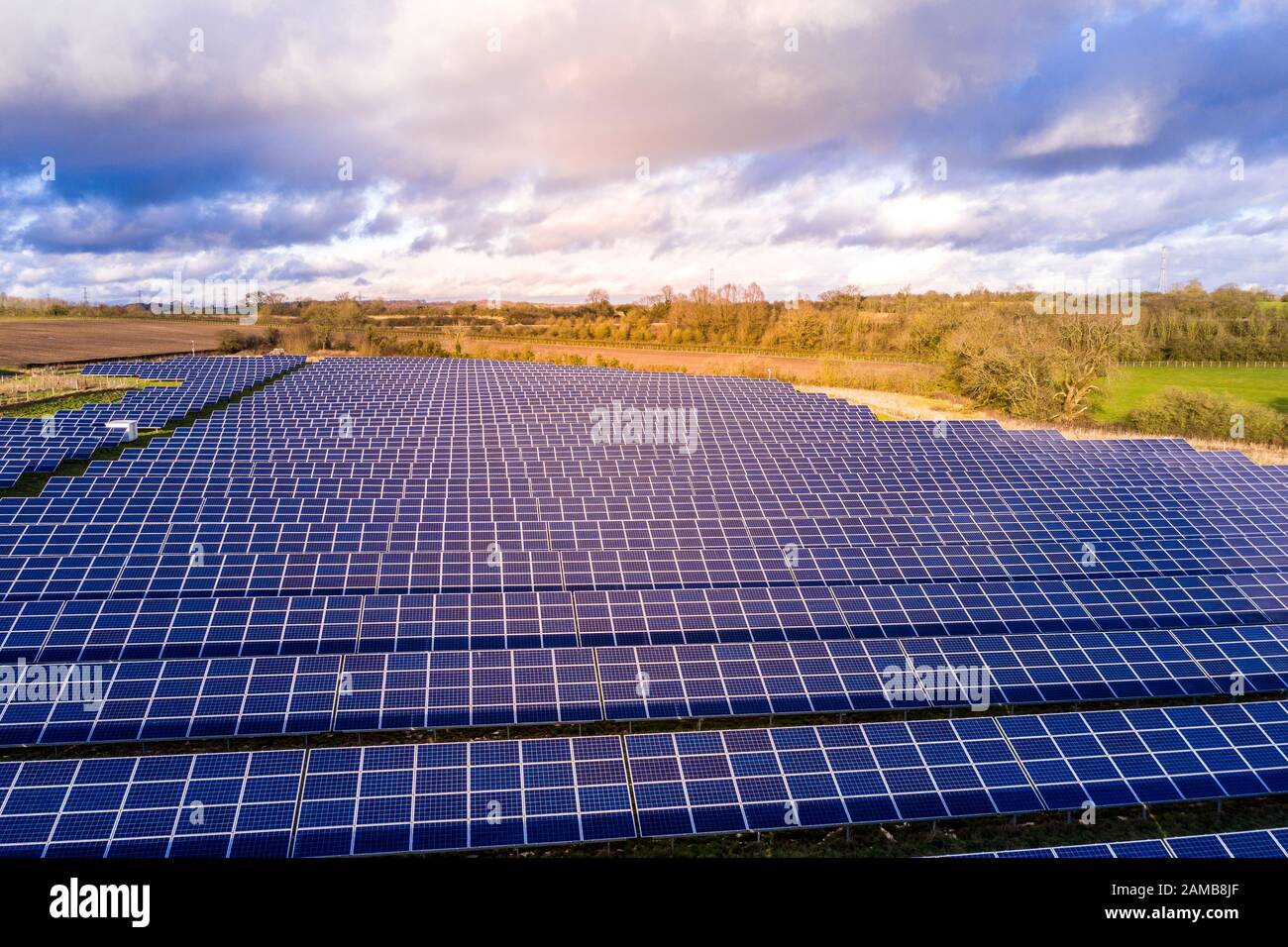 Vue aérienne d'une ferme solaire dans le Staffordshire, énergie renouvelable et durable due au changement climatique, énergie naturelle Panneaux solaires dans la campagne Banque D'Images