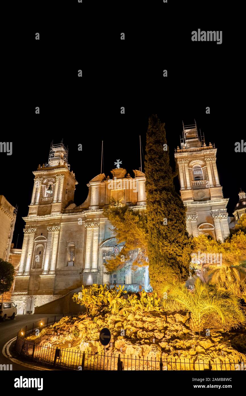 Église Saint-Laurent illuminée la nuit à Birgu, Malte, architecture baroque du XVIIe siècle, monument de la ville. Banque D'Images