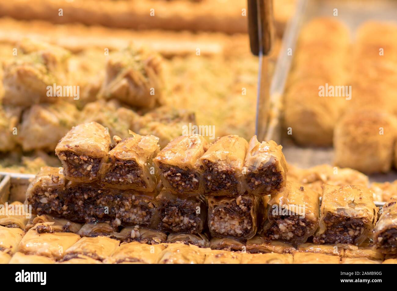 Baklava (dessert moderne de style arabe du Moyen-Orient) cuit au sucre et au sirop de miel, sucré et farci d'amandes, de noix, de chocolat ou de pistaches. Banque D'Images