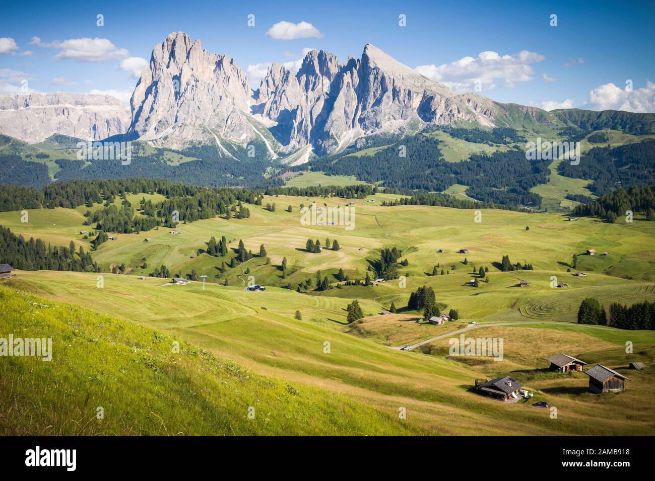 Massiccio dello Sciliar / Schlern, montagnes dans les Dolomites, vue de la région de Siusi / Seis / Compatitsch / Compaccio près d'Ortisei / Sankt-Ulrich. Banque D'Images