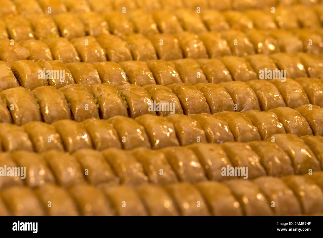 Baklava (dessert moderne de style arabe du Moyen-Orient) cuit au sucre et au sirop de miel, sucré et farci d'amandes, de noix, de chocolat ou de pistaches. Banque D'Images