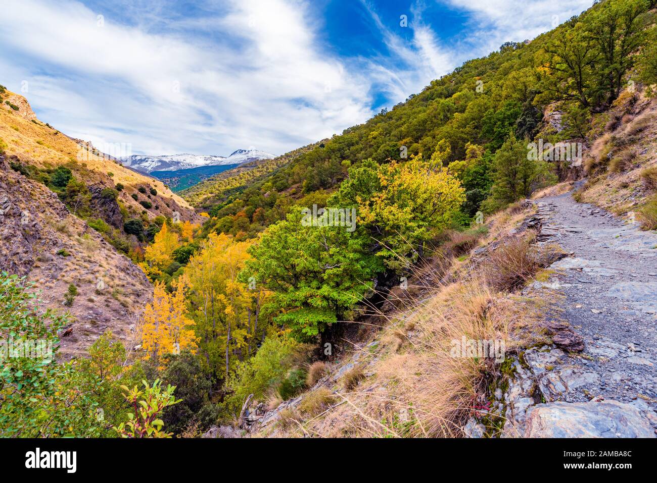 Güéjar-Sierra, Espagne - 27 Octobre 2019. Belle vue depuis le sentier de randonnée Vereda de la Estrella dans le parc naturel de la Sierra Nevada. Banque D'Images