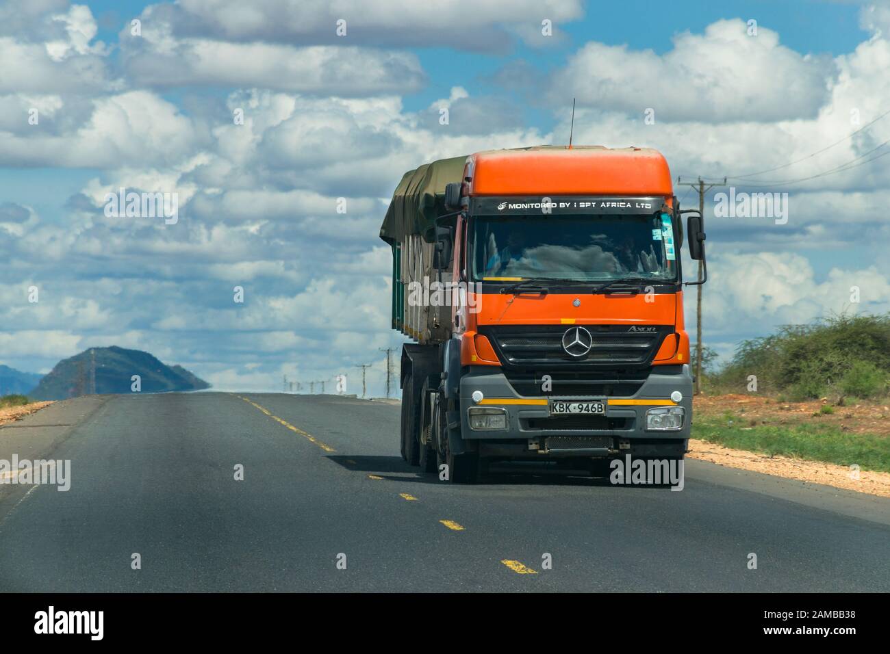 Un gros camion longeant l'autoroute Mombasa transportant des marchandises, Kenya Banque D'Images
