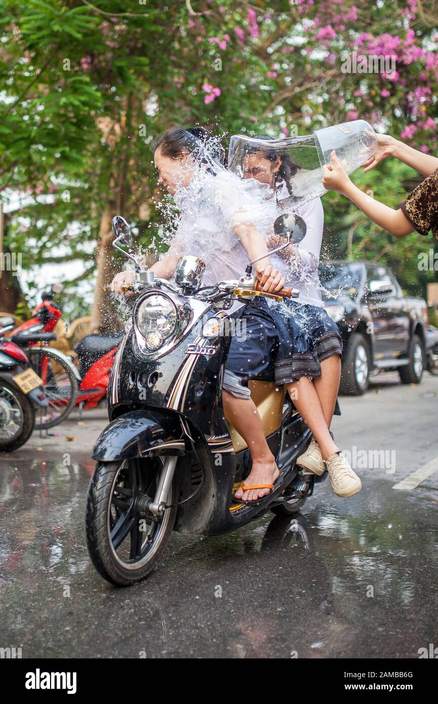 Luang PRABANG, LAOS - 10 AVRIL 2013 : Festival Songkran, célébration du nouvel an de Laotien également connu sous le nom De Pii Mai à Luang Prabang, Laos le 10 avril 2013. Banque D'Images