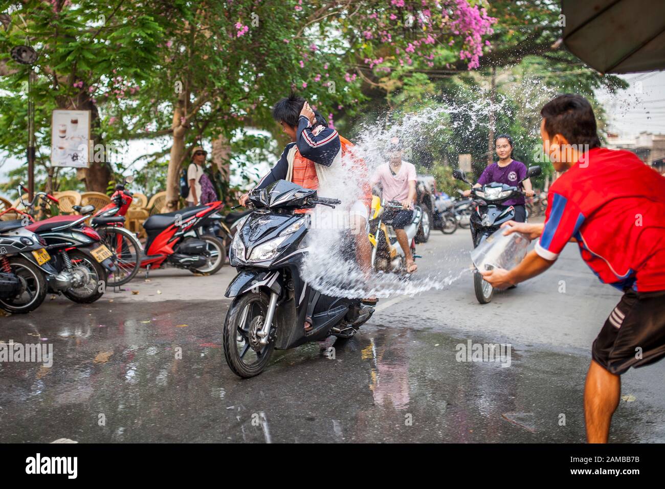 Luang PRABANG, LAOS - 10 AVRIL 2013 : Festival Songkran, célébration du nouvel an de Laotien également connu sous le nom De Pii Mai à Luang Prabang, Laos le 10 avril 2013. Banque D'Images