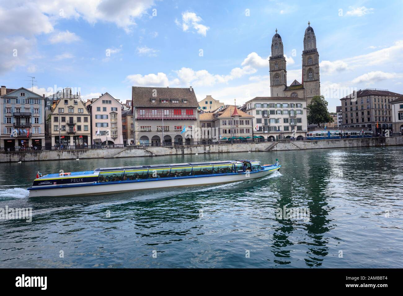 Un bateau longe la rivière Limmat à côté de la cathédrale Grossmunster. Zurich. Suisse Banque D'Images
