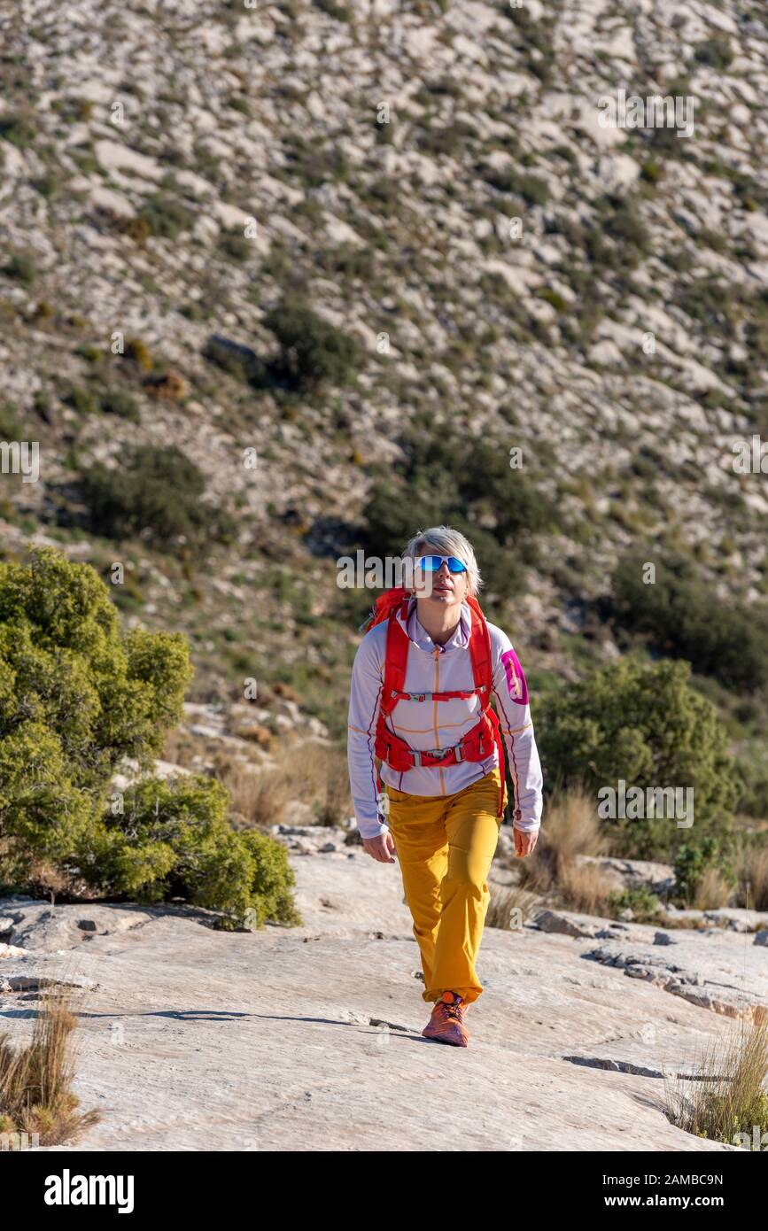Des randonnées de femmes le long de ridgecrest longent la colline, la montagne El Divino, la province d'Alicante, Costa Blanca, Espagne Banque D'Images