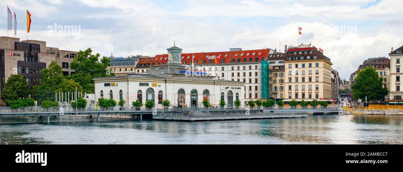 Vue panoramique sur le centre-ville de Genève avec Pont de la machine, Quai des Bergues et le bâtiment multifonction Cité du temps. Suisse. Banque D'Images