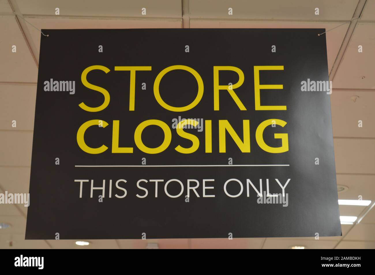 Londres, Royaume-Uni. 12 janvier 2020. Le magasin Debenhams de Wimbledon se prépare à fermer ses magasins. Il s'agit de l'un des 19 magasins Debenhams dont la fermeture a été confirmée en 2020. Banque D'Images