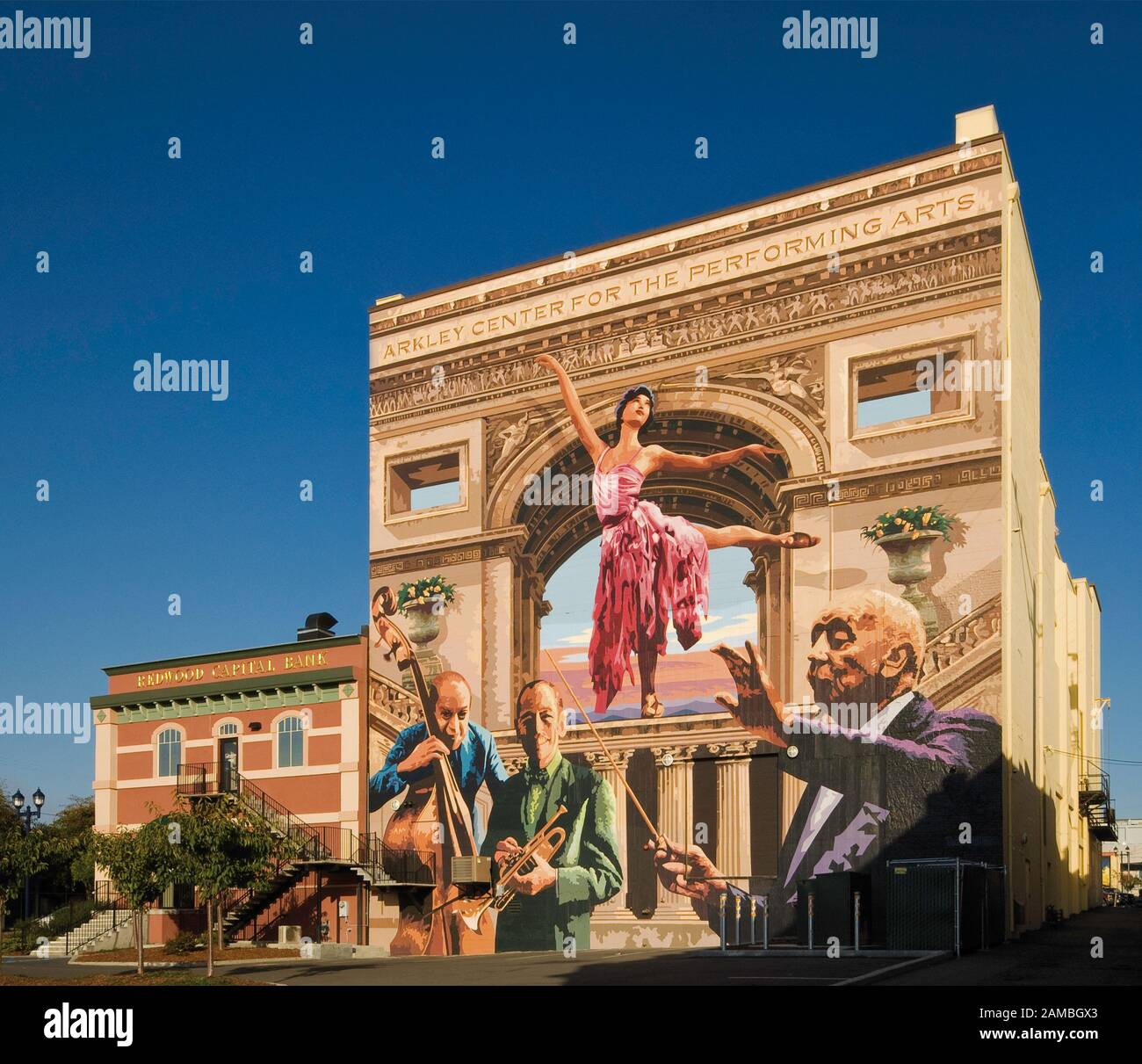 Hommage à l'architecture et aux arts de la scène murale de Duane Flatmo au Arkley Center for Performing Arts de F Street à Eureka, Californie, États-Unis Banque D'Images