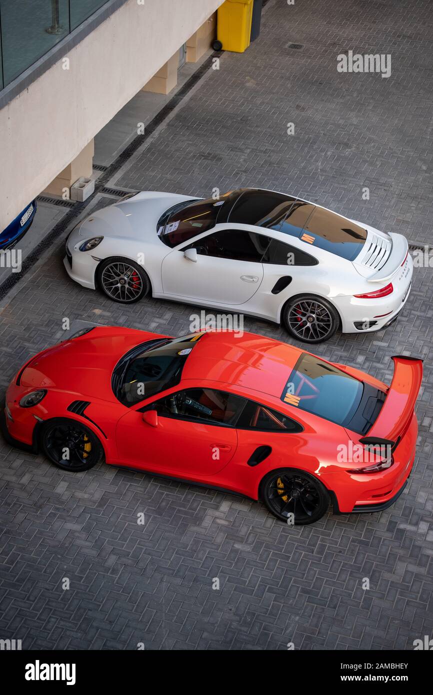 Voitures Porsche rouges et blanches stationnées sur le circuit Marina Banque D'Images