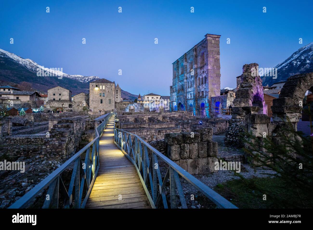 Les ruines du théâtre romain d'Aoste ont été illuminées la nuit pendant les marchés de Noël. Vallée D'Aoste, Italie Banque D'Images