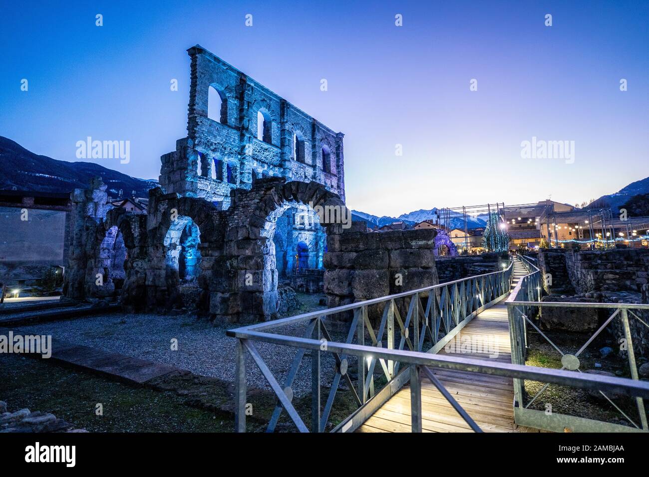 Les ruines du théâtre romain d'Aoste ont été illuminées la nuit pendant les marchés de Noël. Vallée D'Aoste, Italie Banque D'Images