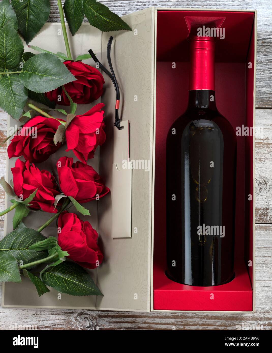 Bonne Saint Valentin avec roses rouges et vin dans une boîte cadeau Banque D'Images