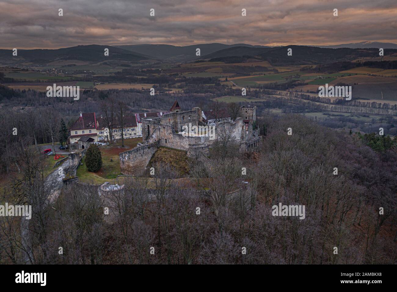 Le château de Klenova est un grand château situé dans le sud-ouest de la Bohême, près de la ville de Klatovy. Seuls les ruines restent du château d'origine. Banque D'Images