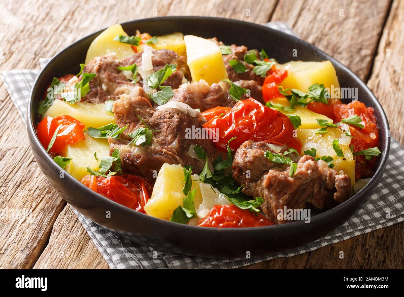 Arménien et géorgien Khaschlama rama ragoût de viande avec légumes gros  plan dans un bol sur la table. Horizontal Photo Stock - Alamy
