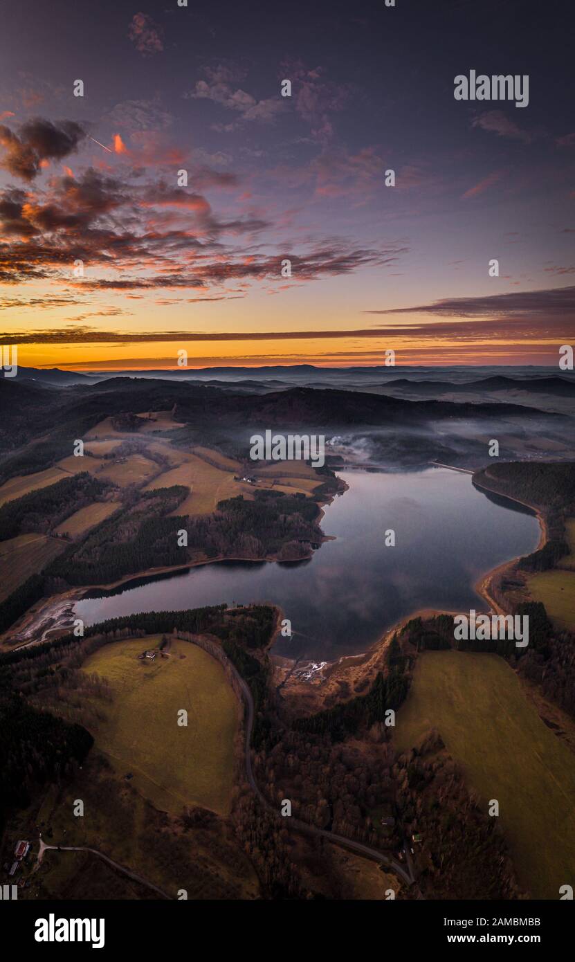 Le réservoir de Nyrsko est un barrage situé sur la rivière Uhlava, au sud de Nyrsko, dans le district de Klatovy, dans la région de Pilsen. Banque D'Images