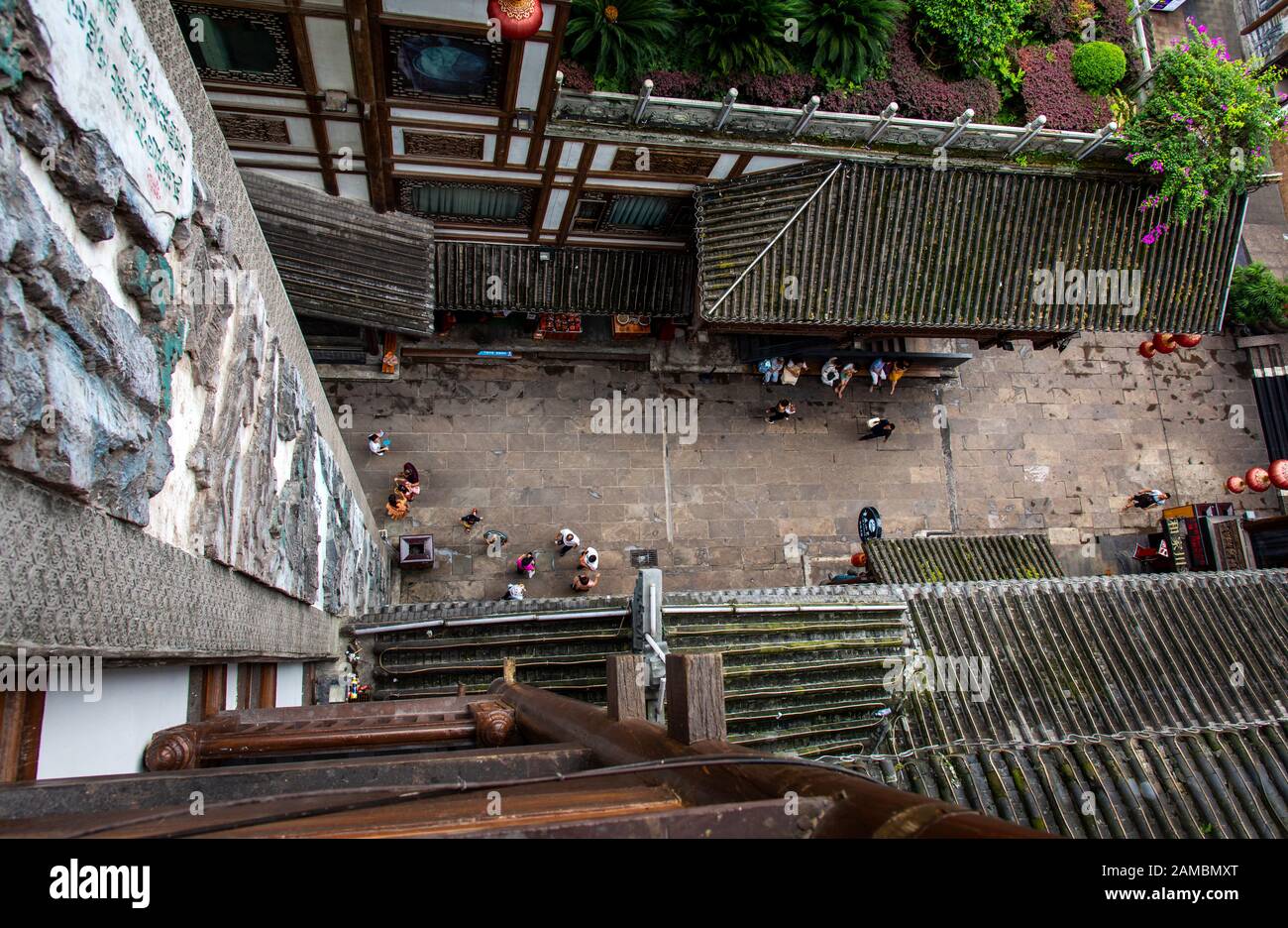 Chongqing, Chine - 23 juillet 2019: Hongya Cave intérieur traditionnel de style chinois zone de marche et de shopping à Chongqing, Chine Banque D'Images