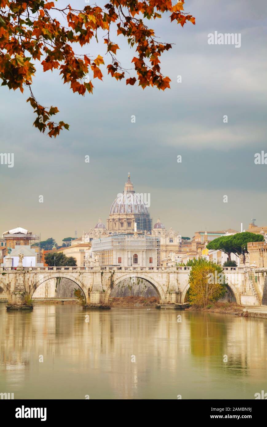 Aperçu de Rome avec la Basilique Papale de Saint Pierre dans la Cité du Vatican à l'automne Banque D'Images