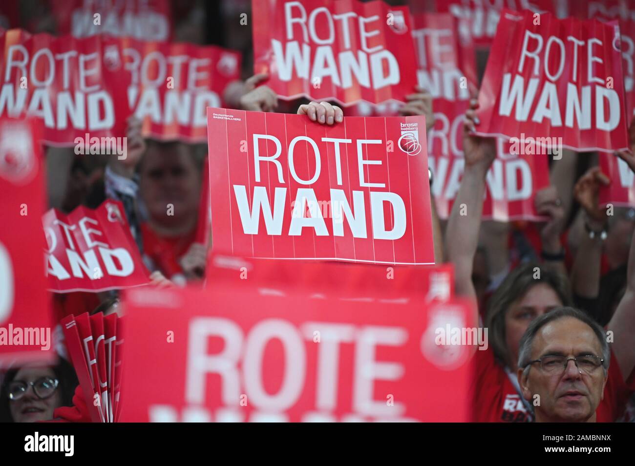 Bamberg, Allemagne. 12 janvier 2020. Basket-ball: Bbl Cup, Brose Bamberg - Alba Berlin, demi-finale. Les fans de Bamberg tiennent des bannières avec l'inscription 'Rote Wand'. Crédit: Nicolas Armer/Dpa/Alay Live News Banque D'Images