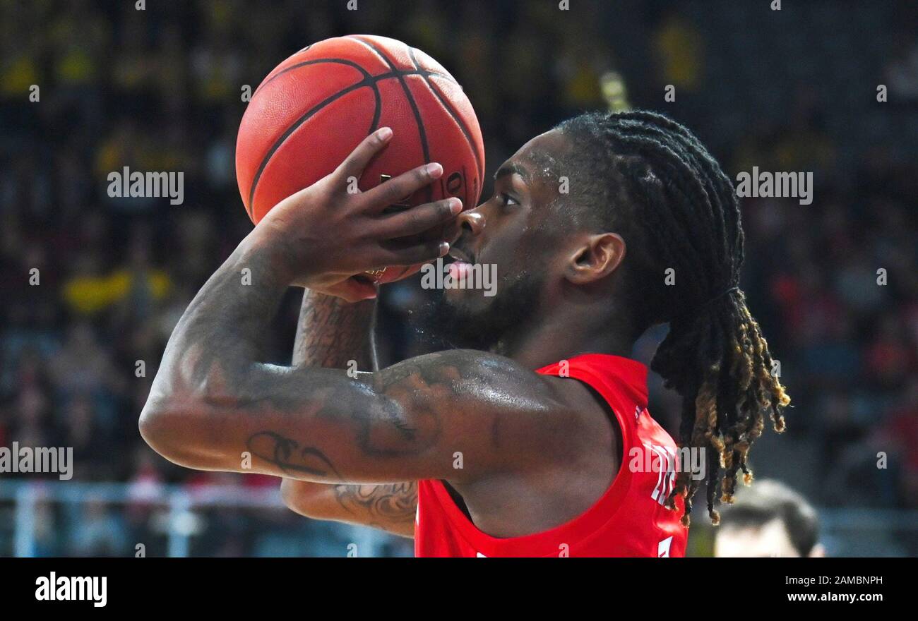 Bamberg, Allemagne. 12 janvier 2020. Basket-ball: Bbl Cup, Brose Bamberg - Alba Berlin, demi-finale. Le Paris Lee de Bamberg jette le ballon. Crédit: Nicolas Armer/Dpa/Alay Live News Banque D'Images