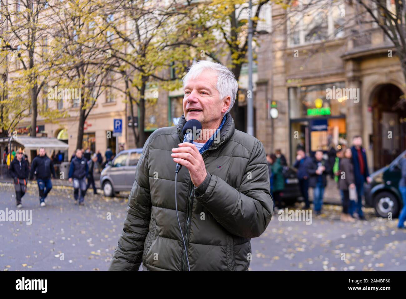 Prague, République Tchèque. 17 Novembre 2019. Miroslav Sládek, politicien tchèque, s'adressant à la foule de la place Wenseslas, Prague, à l'occasion du 30ème anniversaire de la Révolution de velours. Sládek (né le 24 octobre 1950 à Hradec Králové) est le fondateur et président de la coalition populiste de droite pour la République – Parti républicain de Tchécoslovaquie (SPR-RSČ). Banque D'Images