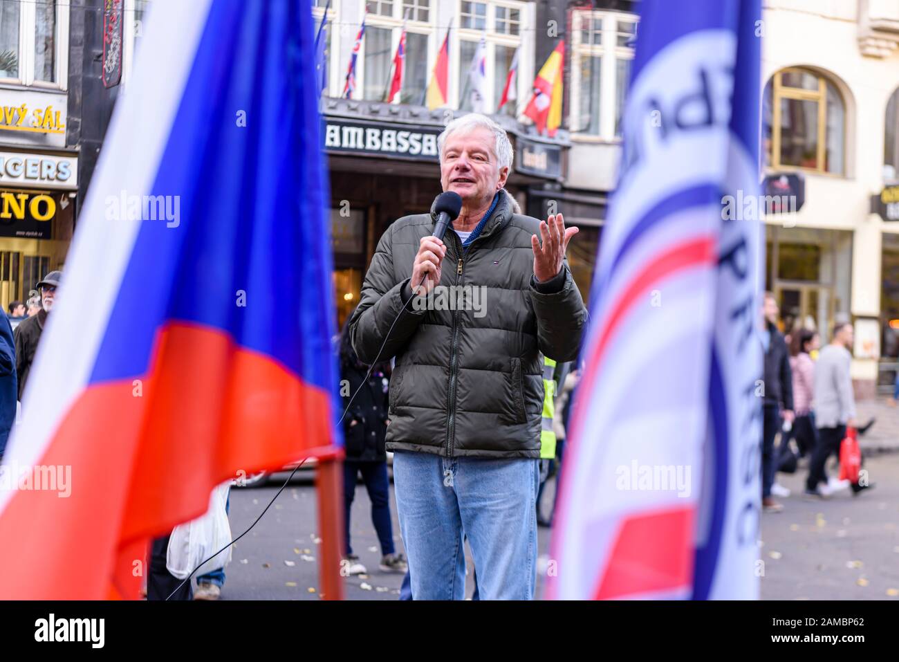 Prague, République Tchèque. 17 Novembre 2019. Miroslav Sládek, politicien tchèque, s'adressant à la foule de la place Wenseslas, Prague, à l'occasion du 30ème anniversaire de la Révolution de velours. Sládek (né le 24 octobre 1950 à Hradec Králové) est le fondateur et président de la coalition populiste de droite pour la République – Parti républicain de Tchécoslovaquie (SPR-RSČ). Banque D'Images