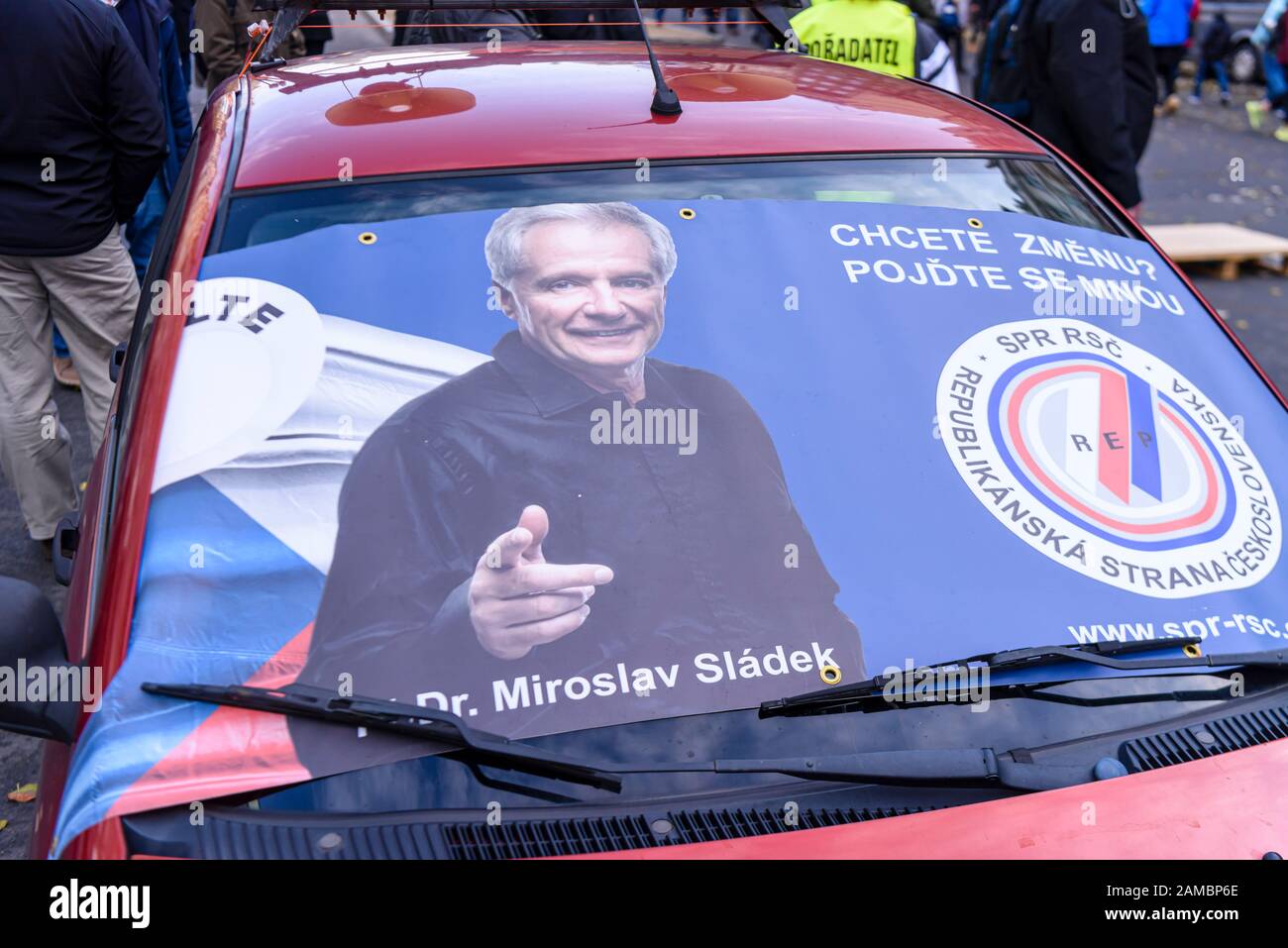 Prague, République Tchèque. 17 Novembre 2019. Bannière sur une voiture pour le politicien tchèque Miroslav Sladek de la coalition populiste de droite pour la République – Parti républicain de Tchécoslovaquie (SPR-RSČ). Banque D'Images