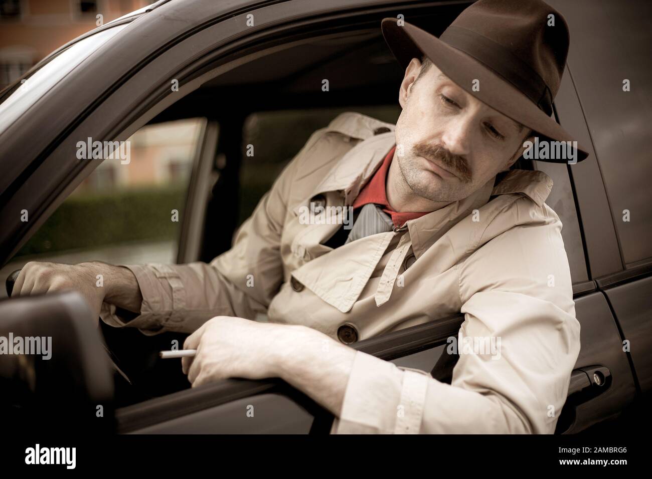 Detective fumer une cigarette dans sa voiture en harcelant Banque D'Images