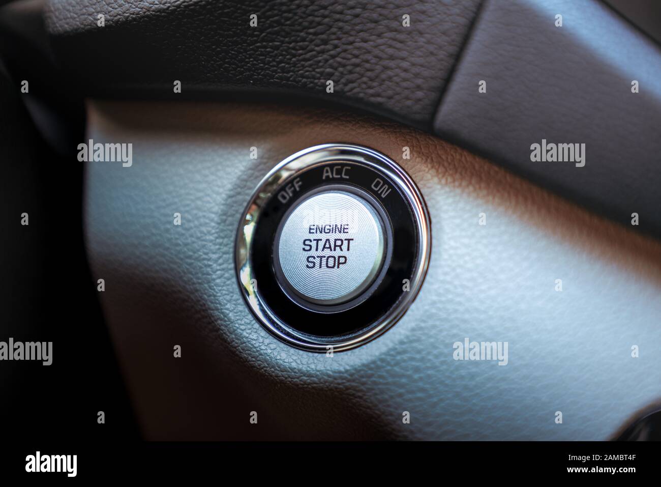 Démarrer arrêter le moteur nouvelle technologie moderne bouton voiture, gros plan Banque D'Images